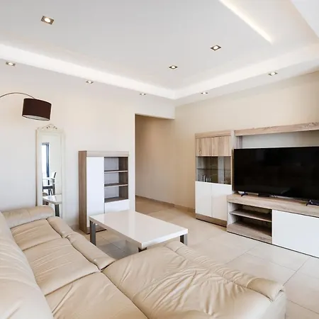 Apartment Beautiful, Spacious 3br With Private Balcony With 360 Estates